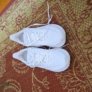 Hoka women's white Clifton 9 size 8.5D